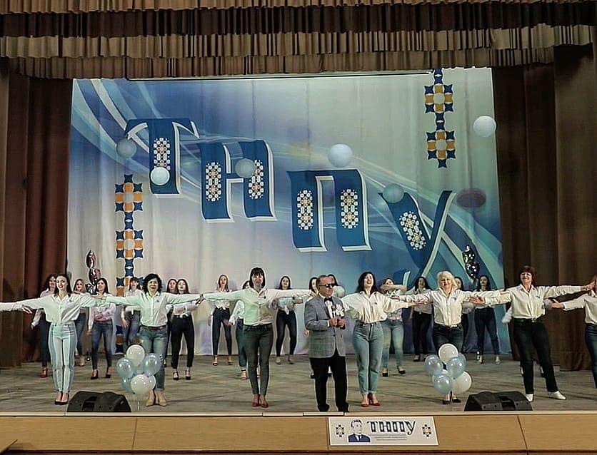 Пісня у виконанні декана факультету - проф. Чайки В.М.